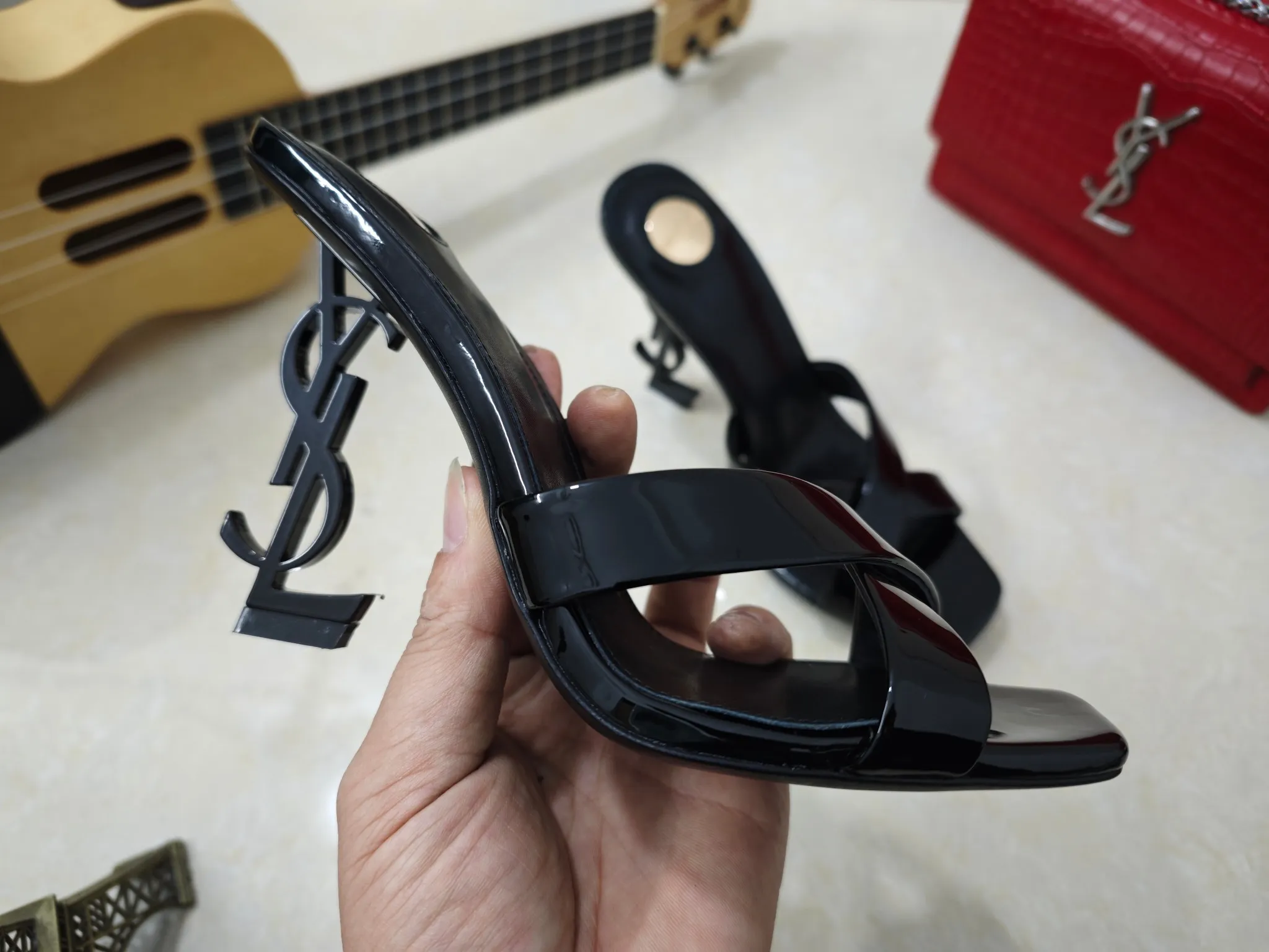 👟👟Ex-factory price 540👟👟【Saint Laurent】Yves Saint Laurent, high-heeled YSL high heels💃2025 early spring counter synchronizes the latest styles, YSL, decoration👠 Classic and high-quality glamorous masterpieces, the hottest autumn and winter series in the counter, with temperament, fashion, classic and attractive design style 😌The effect on the feet is particularly beautiful〰️, the materials are imported from Italy 🇮🇹 calf, imported black sheepskin, lining, and foot pads; sheepskin, stiletto high heels, size 35-41 (34.41.42 must be customized, non-refundable) outsole; imported genuine leather outsole, with full counter packaging